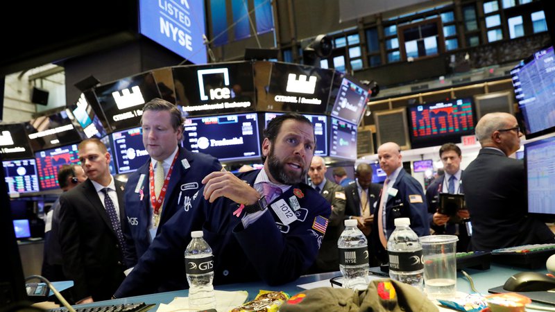 Fotografija: Po padcih vrednosti delnic, ki so jih borzni trgi obravnavali prejšnji teden, se vlagatelji pripravljajo na nove morebitne pretrese. Foto Reuters