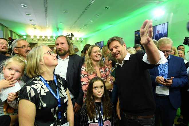 Zeleni prvak Robert Habeck (na sliki) je na tviterju ocenil, da se na Bavarsko »končno končno« vrača demokracija. FOTO: Andreas Gebert/Reuters