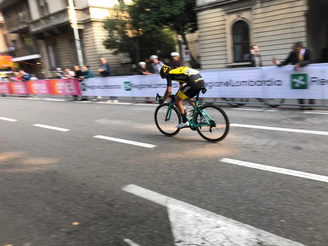 Primož Roglič je sam vozil proti ciljni črti v Comu. 