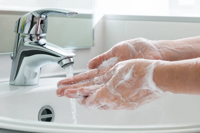 Osnovno pravilo je &ndash; roke si umijemo takoj, ko se umažemo. FOTO: Shutterstock