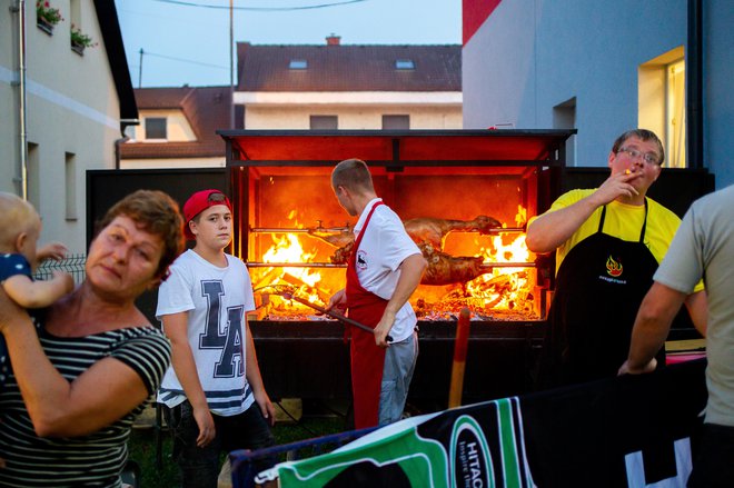 Nocoj se odpira razstava Voranca Vogla, posvečena gasilskim veselicam. Foto Voranc Vogel/ Delo