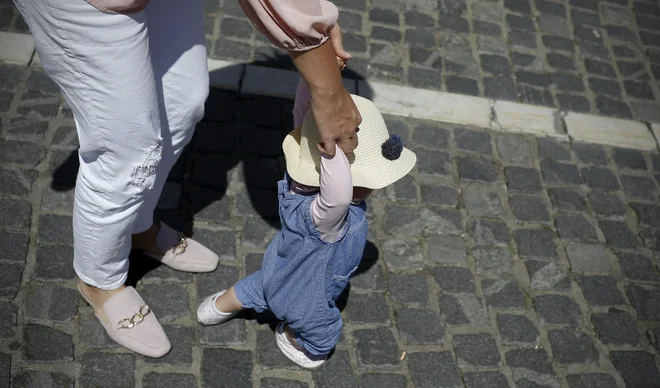 Brez zagotovljenega mesta v vrtcu so starši prisiljeni iskati druge možnosti. FOTO: Blaž Samec/Delo