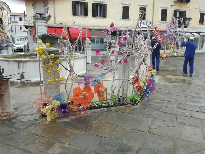 Delavci občinskega komunalnega podjetja Marjetica so le dobro uro pred napovedanim protestom zaradi oskrunjenja Da Pontejevega vodnjaka s kičastim novoletnim okrasjem, s katerim želi župan Popovič v Koper privabiti obiskovalce, dekoracijo odstranili. Foto Martin Nedoh