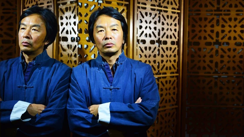 Fotografija: Liu Zhenyun, pisatelj, ki posluša FOTO: Promocijsko Gradivo
