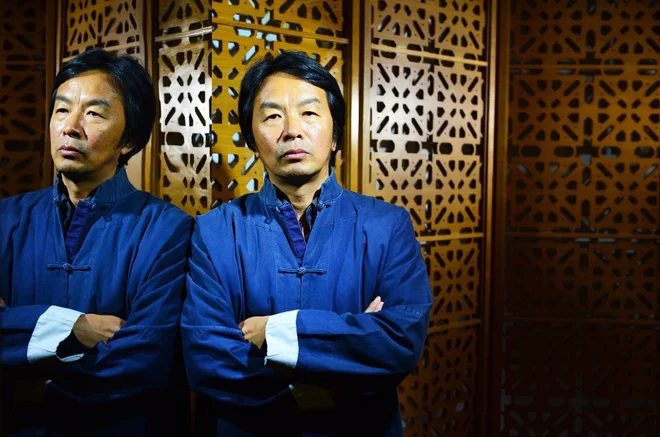 Liu Zhenyun, pisatelj, ki posluša FOTO: Promocijsko Gradivo