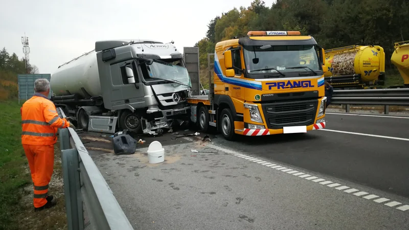 Fotografija: Posdpravljanje po nesreči na avtocesti pri Lopati. FOTO: PU Celje