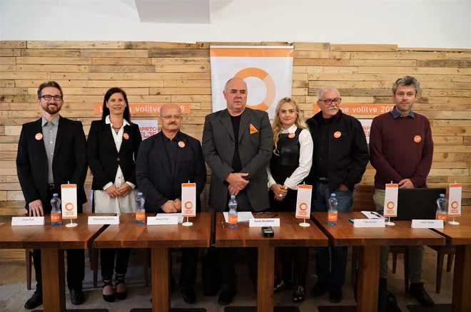 Vodstvo in del kandidatov celjske liste občanov Odprto Celje za lokalne volitve v MO Celje, v sredini kandidat Odprtega Celja za župana Sandi Sendelbah, levo ob njem vodja volilnega štaba Matjaž Pen, drugi na desni ob Sendelbachu kandidat Odprtega Celja za mestni svet Janko Šopar. FOTO: Brane Piano