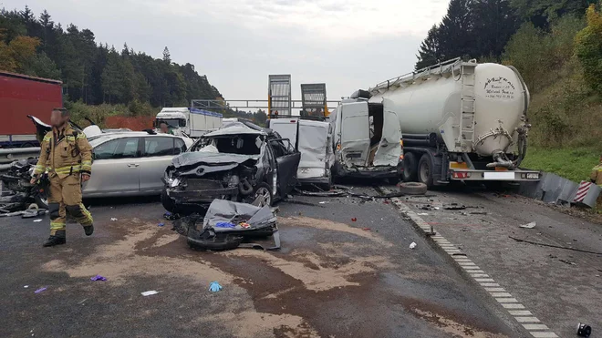 Avtocesta je bila zaradi odstranjevanja posledic dlje časa zaprta. FOTO: PU Celje