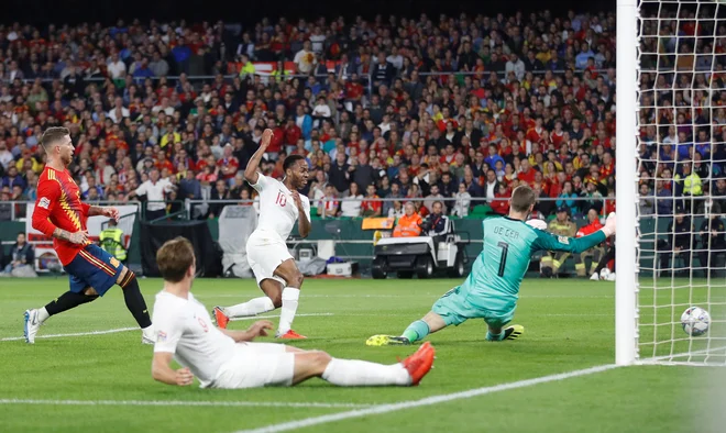 Raheem Sterling je v prvem polčasu dvakrat premagal domačo obrambo. FOTO: Reuters