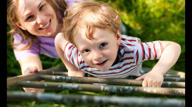 Z otroki se je treba igrati, z njimi noreti, aktivno preživljati čas z njimi. Potem gre tudi vzgoja lažje od rok. FOTO Shutterstock