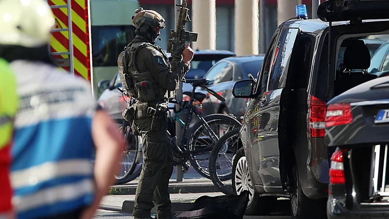 Fotografija: Ponedeljkov napad je izvedel Sirec, ki je bil zaradi tatvin, prevar in povzročanja osebnih poškodb star znanec policije. FOTO: Oliver Berg/AFP