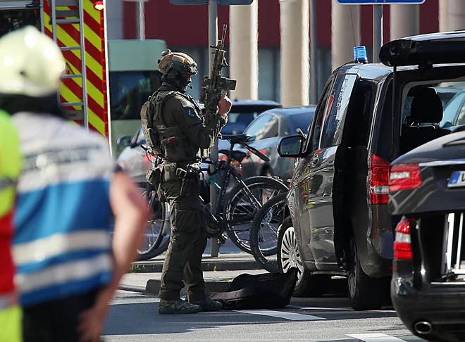 Ponedeljkov napad je izvedel Sirec, ki je bil zaradi tatvin, prevar in povzročanja osebnih poškodb star znanec policije. FOTO: Oliver Berg/AFP