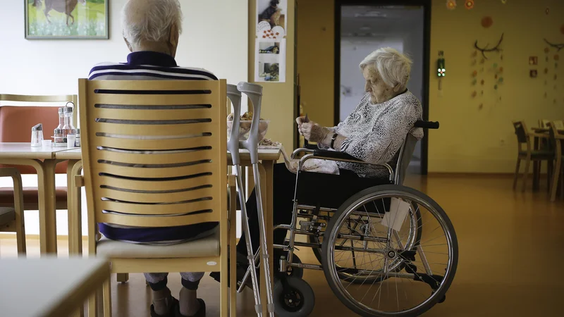 Fotografija: Pilotni projekt naj bi odgovoril tudi na vprašanje, koliko ljudi v državi je sploh upravičenih do dolgotrajne oskrbe. FOTO: Jože Suhadolnik/Delo