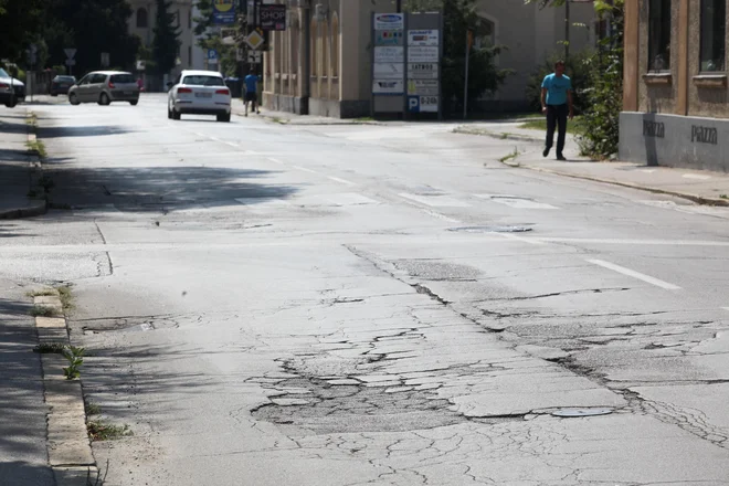 Parmova ulica bo ob pločniku dobila obojestransko kolesarsko stezo, razširjen bo vozni pas, urejena bo tudi vsa komunalna infrastruktura. FOTO: Mavric Pivk/Delo