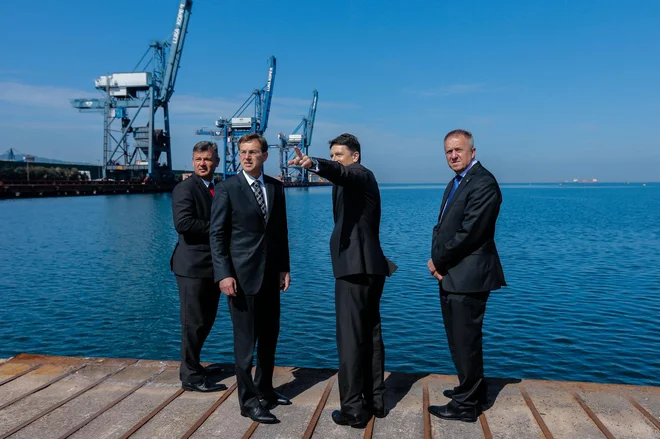 Premier Miro Cerar na obisku v Luki Koper poleti leta 2016 skupaj z direktorjem Luke Koper Dragomirjem Matićem ter ministroma Petrom Gašperšičem in Zdravkom Počivalškom.<br />
Foto STA