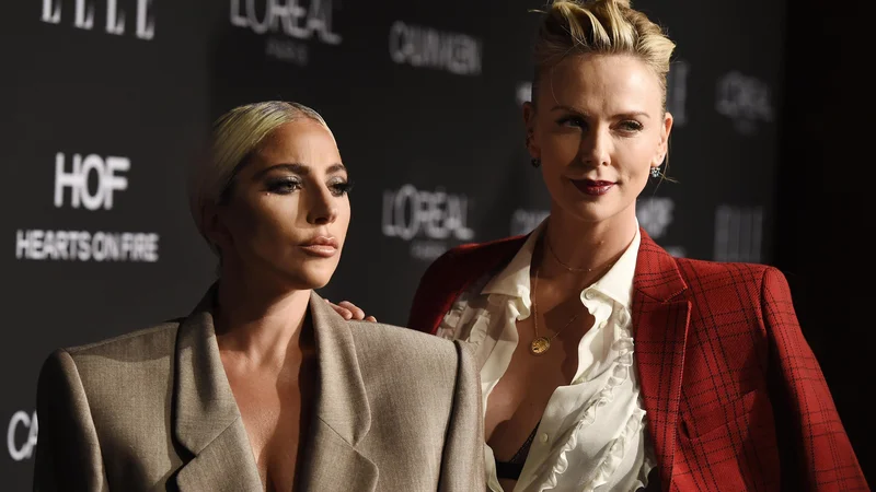 Fotografija: V Los Angelesu je že 25. zapored potekalo praznovanje žensk v Hollywoodu, ki ga organizira modna revija Elle. Na fotografiji sta pop diva Lady Gaga in igralka Charlize Theron. Foto Chris Pizzello Chris Pizzello/invision/ap