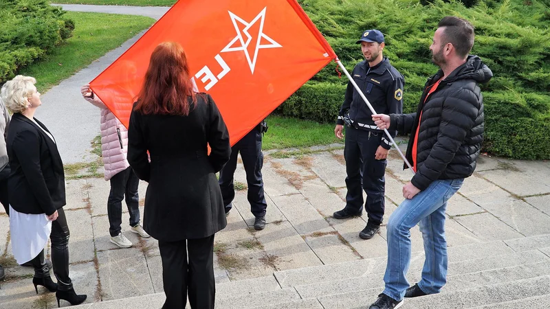 Fotografija: Na novinarski konferenci s predstavitvijo kandidatov Levice Celje za lokalne volitve sta se oglasila policista. Preverjala sta, kakšno rdečo zastavo nosijo udeleženci. Ko so jima zagotovili, da gre za zastavo politične stranke, sta odšla. Levo Mateja Žvižej, kandidatka Levice Celje za županjo MO Celje. FOTO: Brane Piano