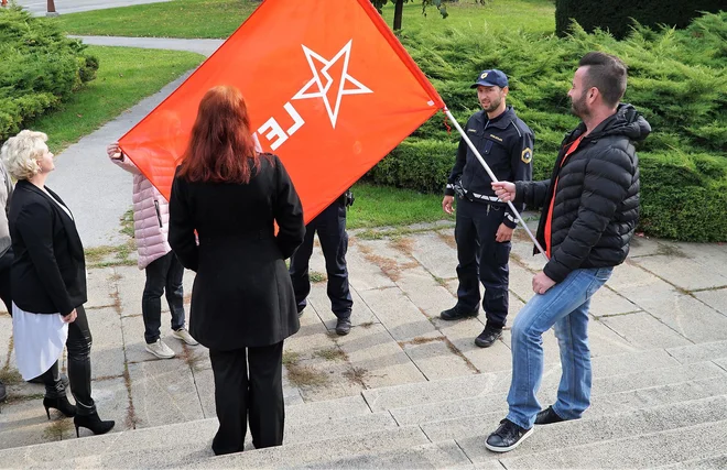 Na novinarski konferenci s predstavitvijo kandidatov Levice Celje za lokalne volitve sta se oglasila policista. Preverjala sta, kakšno rdečo zastavo nosijo udeleženci. Ko so jima zagotovili, da gre za zastavo politične stranke, sta odšla. Levo Mateja Žvižej, kandidatka Levice Celje za županjo MO Celje. FOTO: Brane Piano