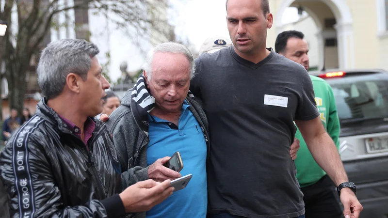 Fotografija: Eduardo Bolsonaro skupaj s podporniki svojega očeta, predsedniškega kandidata Jairja Bolsonara. Foto Ricardo Moraes/reuters