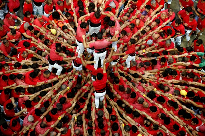 Člani skupine "Colla Joves Xiquets de Valls". Foto Albert Gea Reuters