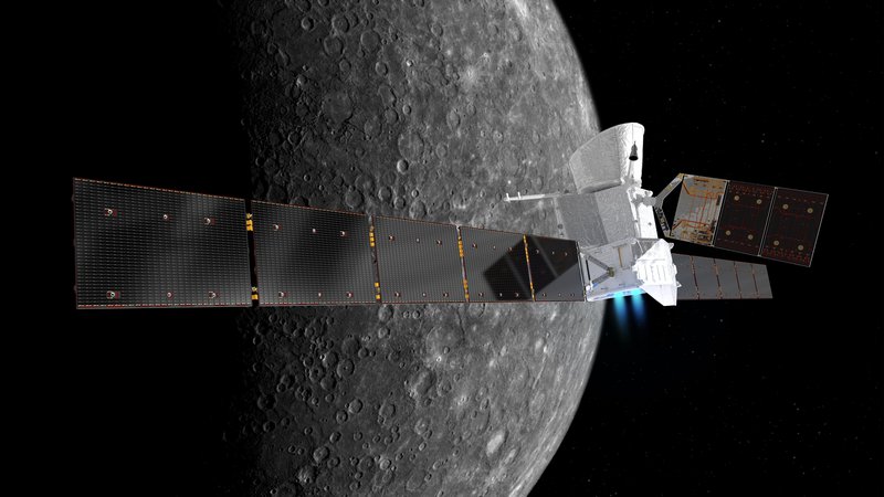 Fotografija: Računalniška upodobitev transfernega modula s prižganim ionskim potisnim motorjem in obema orbiterjema na krovu nad površjem Merkurja, ki ga bo dosegel po več kot sedmih letih potovanja. FOTO: Esa/Nasa