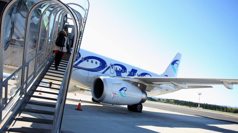Fotografija: Bo Adria Airways bolj prijazna do strank? FOTO: Roman Šipić/Delo
