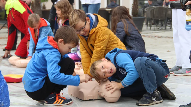 Fotografija: Najprej preverimo, ali je človek pri zavesti. FOTO: Simona Fajfar