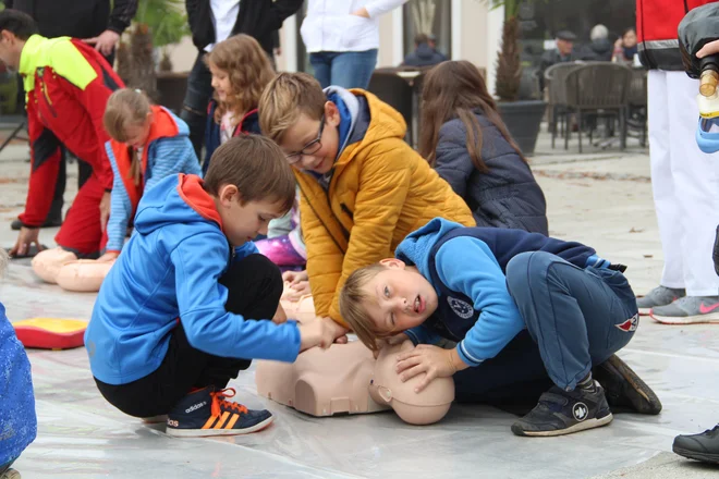 Najprej preverimo, ali je človek pri zavesti. FOTO: Simona Fajfar