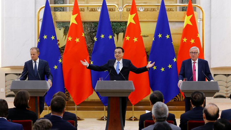 Fotografija: Kitajski premier Li Keqiang (v sredini) bo v Bruslju pozval zbrane, naj se uprejo protekcionizmu. FOTO: Reuters