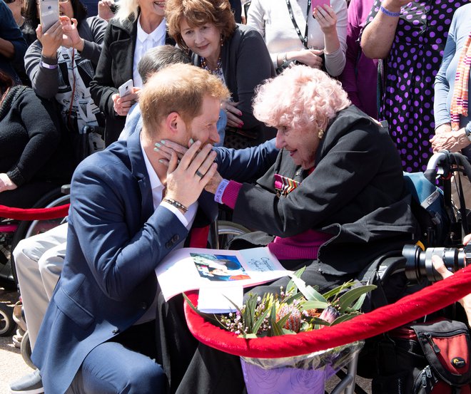 Princ Harry z verjetno eno svojih večjih oboževalk – 98-letno Daphne Dunne FOTO: Paul Edwards/Reuters