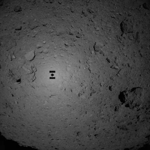 Senca sonde nad asteroidom. FOTO: Jaxa