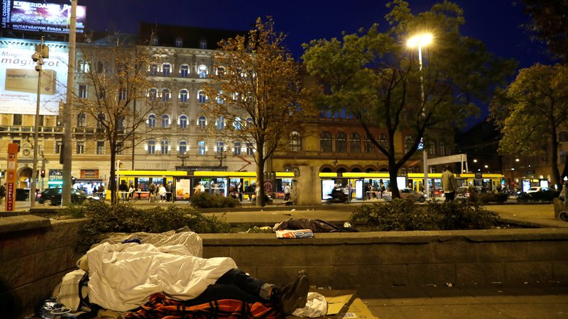 Fotografija: Če se v obdobju 90. dni prestopek ponovi trikrat, policiji zakon dovoljujejo, da brezdomno osebo pridržijo ter ji uničijo osebno lastnino. FOTO: Bernadett Szabo/Reuters