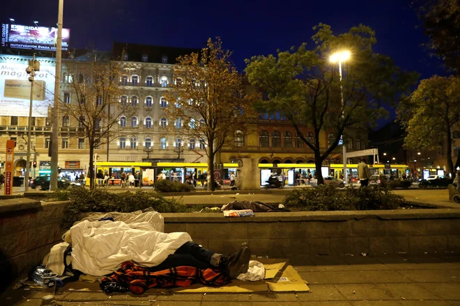 Če se v obdobju 90. dni prestopek ponovi trikrat, policiji zakon dovoljujejo, da brezdomno osebo pridržijo ter ji uničijo osebno lastnino. FOTO: Bernadett Szabo/Reuters
