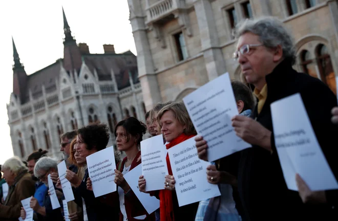 Pred madžarskim parlamentom se je v nedeljo zbralo okoli petsto protestnikom. FOTO: Bernadett Szabo/Reuters