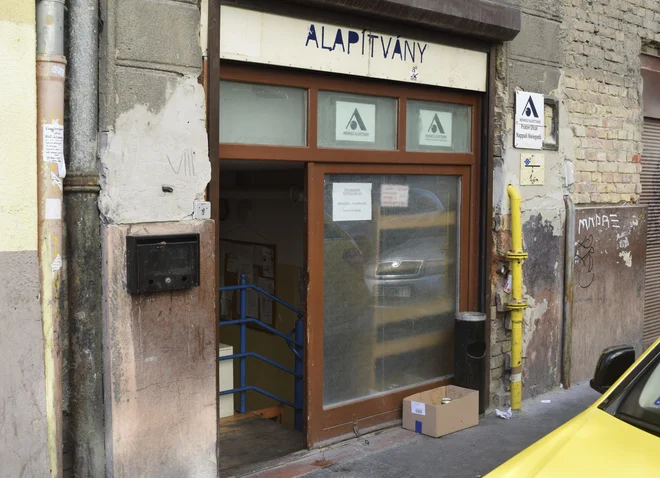 Vhod v zavetišče za brezdomce v središču Budimpešte. FOTO: Pablo Gorondi/Ap