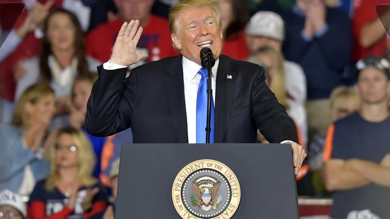 Fotografija: Pred volitvami 2016 je Trump trdil, da Hillary Clinton ne sme zmagati, saj potem zaradi tožb ne bo mogla opravljati svojega dela. FOTO: Timothy D. Easley/Ap