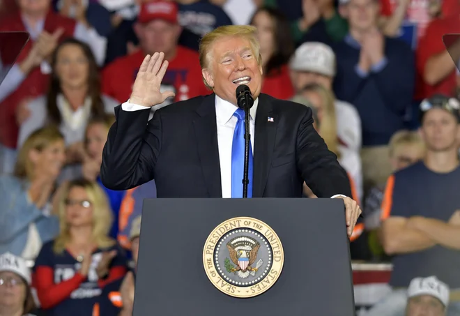 Pred volitvami 2016 je Trump trdil, da&nbsp;Hillary Clinton ne sme zmagati, saj potem zaradi tožb ne bo mogla opravljati svojega dela. FOTO: Timothy D. Easley/Ap