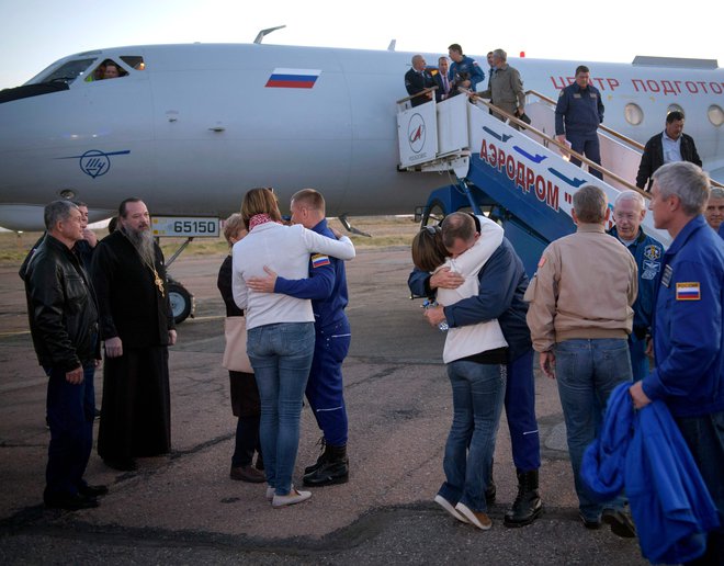 Ob prihodu na letališče so si padli v objem. FOTO: Bill Ingalls/AFP