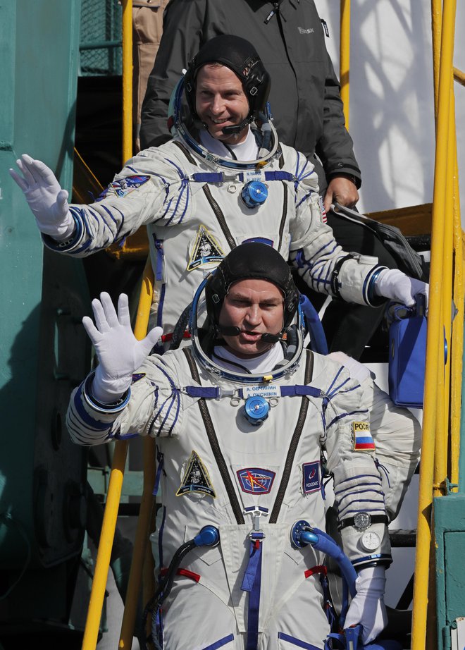 Nick Hague in Aleksej Ovčinin upata, da bosta kmalu lahko odpotovala v vesolje. FOTO: Yuri Kochetkov/AP