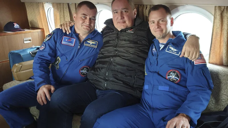 Fotografija: Aleksej Ovčinin (levo), direktor Roscosmosa Dmitrij Rogozin (na sredini) in Nick Hague (desno). FOTO: AP