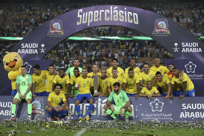 Vsaka zmaga na dvoboju večnih rivalov je prestižna, tokrat so se je veselili Brazilci. FOTO: AP