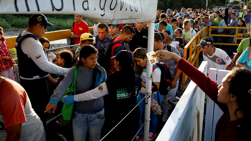 Fotografija: Množice zapuščajo Venezuelo in poskušajo priti v Kolumbijo. FOTO: Reuters