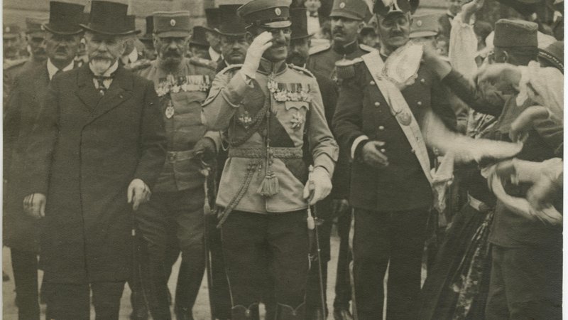 Fotografija: Regent Aleksander Karađorđević je junija 1920 prvič uradno obiskal Ljubljano (na fotografiji zapušča univerzo) in več krajev na Gorenjskem in Štajerskem. FOTO: Zgodovinski arhiv Ljubljana