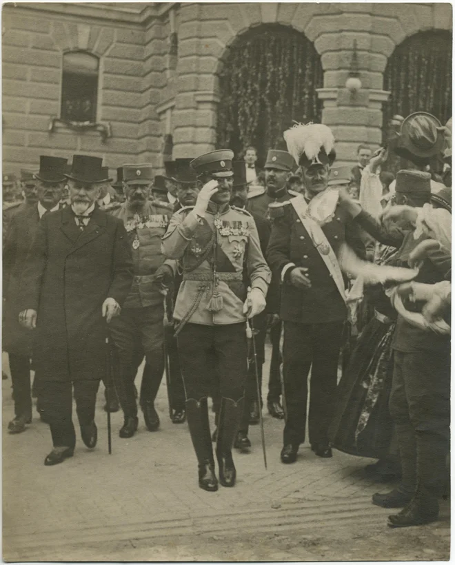 Regent Aleksander Karađorđević je junija 1920 prvič uradno obiskal Ljubljano (na fotografiji zapušča univerzo) in več krajev na Gorenjskem in Štajerskem. FOTO: Zgodovinski arhiv Ljubljana