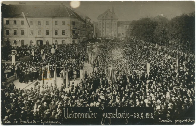 Manifestacija ob ustanovitvi Države Slovencev, Hrvatov in Srbov na Kongresnem trgu v Ljubljani, 29. oktobra 1918. FOTO: Zgodovinski arhiv Ljubljana