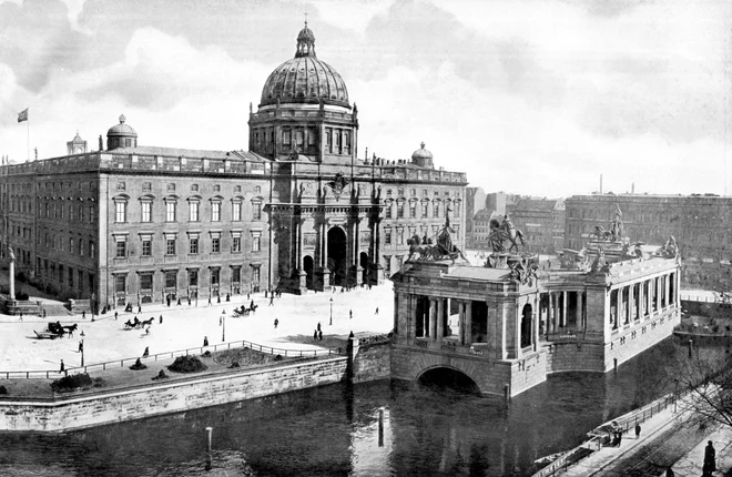 Berlinski grad je bil v začetku 18. stoletja glavni dvorec pruskega kralja Friderika I., v 19. stoletju pa so tam potekali odločilni dogodki marčne revolucije. FOTO: Wikipedija