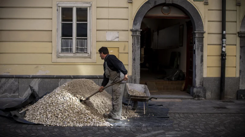 Fotografija: Veliko večino delovnih dovoljenj so letos dobili državljani BiH za delo v gradbeništvu in predelovalnih dejavnostih. FOTO: Voranc Vogel