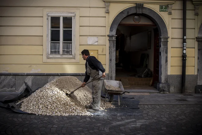 Veliko večino delovnih dovoljenj so letos dobili državljani BiH za delo v gradbeništvu in predelovalnih dejavnostih. FOTO: Voranc Vogel