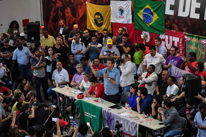 Brazilski predsedniški kandidat Fernando Haddad nagovarja volivce. FOTO: Nelson Almeida/AFP