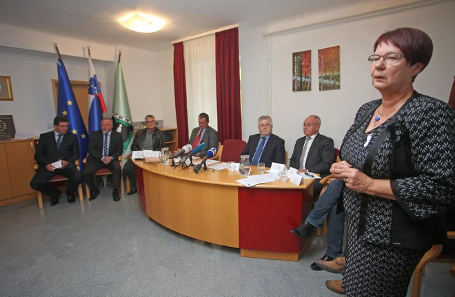 Deset županov je protestno izjavo osebno podpisalo v Črni, preostali so to storili na daljavo. FOTO: Tadej Regent/Delo